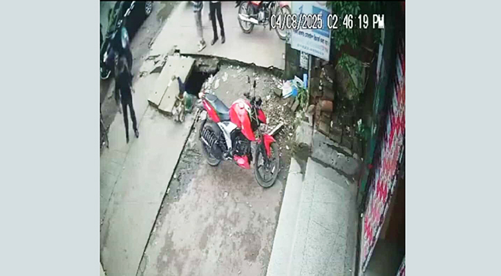 মুরাদপুরে নালায় পড়লেন তরুণী, টেনে তুললেন পথচারীরা