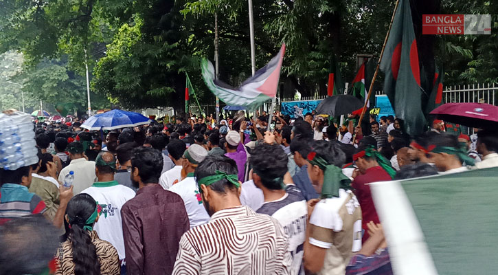 বৃষ্টি উপেক্ষা করে মানুষের উপস্থিতি যেন ফ্যাসিস্ট পতনের উল্লাসের আরেক প্রতিচ্ছবি 