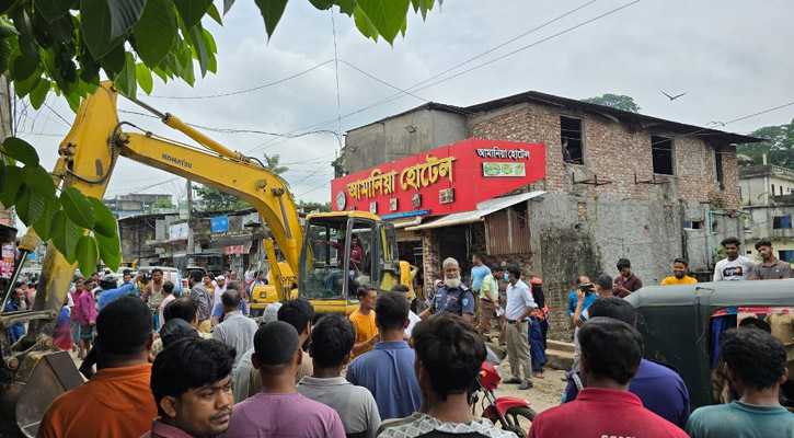 শাহরাস্তিতে খালের ওপর অবৈধ স্থাপনা উচ্ছেদ