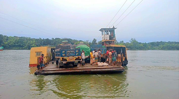 প্রবল স্রোতের কারণে বন্ধ 'চন্দ্রঘোনা’ ফেরি চলাচল