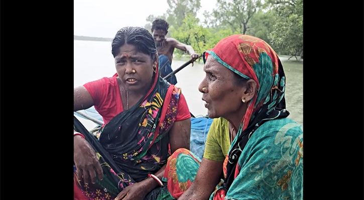 জাল কাঁধে লবণাক্ততার সঙ্গে লড়ছেন উপকূলের নারী জেলেরা