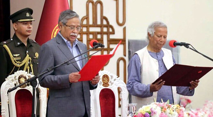 ৭৯ ঘণ্টার নানা নাটকীয়তা শেষে শপথ নিয়েছিল অন্তর্বর্তী সরকার