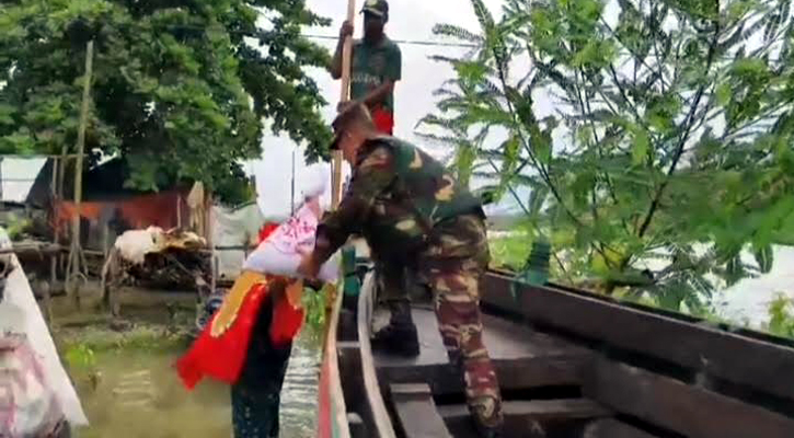 মহালছড়িতে পানিবন্দি পরিবারে সেনাবাহিনীর ত্রাণ বিতরণ