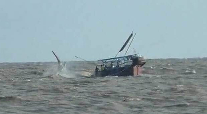 চট্টগ্রাম উপকূলে ট্রলারডুবি: দুই জেলের লাশ উদ্ধার