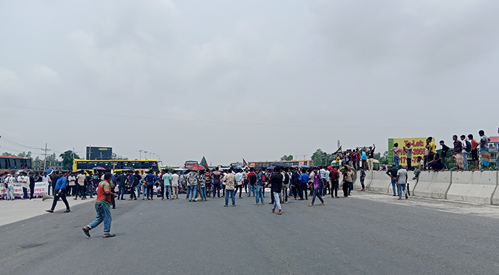 সিরাজগঞ্জে ঢাকা-উত্তরবঙ্গ মহাসড়ক আটকে বিক্ষোভ