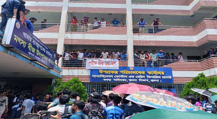 মৎস্য বীজ খামার দখল খুবি শিক্ষার্থীদের, ‘শহীদ মীর মুগ্ধ হল’ ঘোষণা