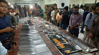 নিউমার্কেটে সেনাবাহিনীর অভিযানে সহস্রাধিক ধারালো অস্ত্র উদ্ধার