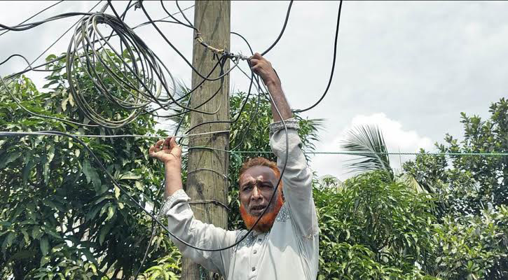 খালি হাতে বিদ্যুতের তারে দিব্যি কাজ করেন আয়নাল