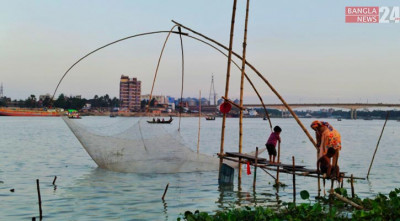 বর্ষার নতুন পানিতে মাছ শিকারে ব্যস্ত জেলেরা
