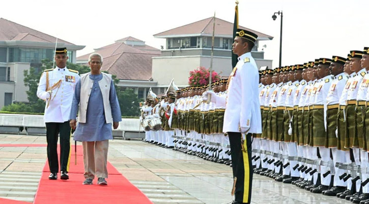 মালয়েশিয়ায় প্রধানমন্ত্রীর অফিসে অধ্যাপক ইউনূসকে গার্ড অব অনার প্রদান