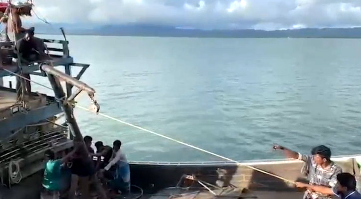 ট্রলারে নিষিদ্ধ সরঞ্জাম স্থাপনে জড়িত ভারতীয় নাগরিক আটক