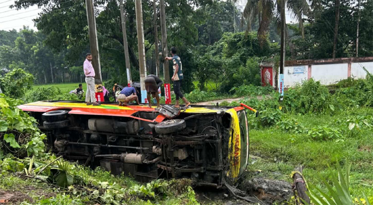 পটিয়ায় বাস-প্রাইভেটকার মুখোমুখি সংঘর্ষ