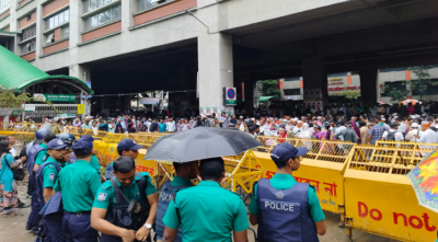 সচিবালয়ের সামনে সতর্ক অবস্থানে আইনশৃঙ্খলা বাহিনী