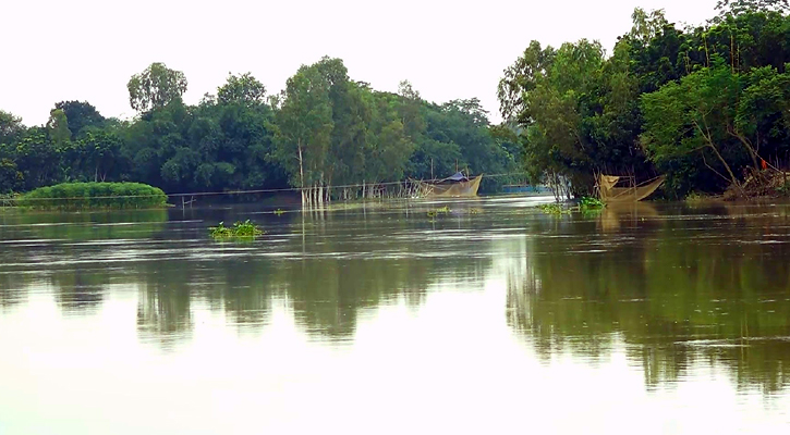 বিপৎসীমা অতিক্রম করল আত্রাই নদীর পানি