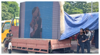 ৩২ নম্বরে ‘কিলার হাসিনা’ গানের তালে ভিডিও প্রদর্শন