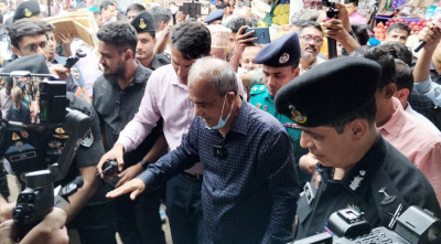 নিষিদ্ধ পলিথিন রোধে কৃষি মার্কেট পরিদর্শনে স্বরাষ্ট্র উপদেষ্টা