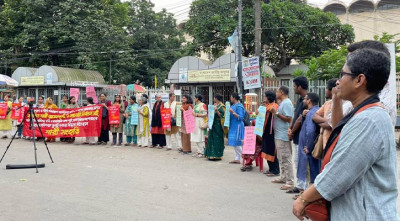 সংরক্ষিত নারী আসন বৃদ্ধি ও সরাসরি নির্বাচন দাবিতে মানববন্ধন