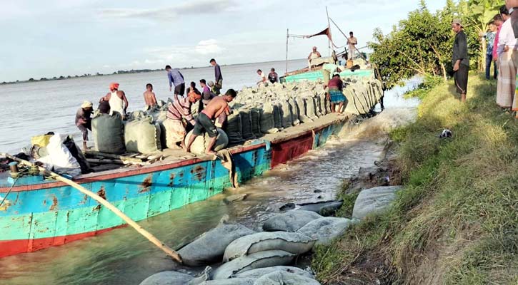 চরভদ্রাসনে পদ্মার ভাঙন ঠেকাতে জিও ব্যাগ ডাম্পিং, এলাকায় স্বস্তি