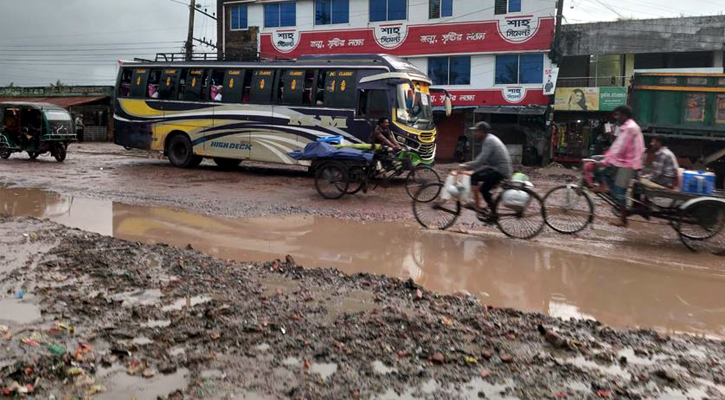 খানাখন্দে ভরা খুলনা-সাতক্ষীরা মহাসড়ক, সীমাহীন দুর্ভোগ