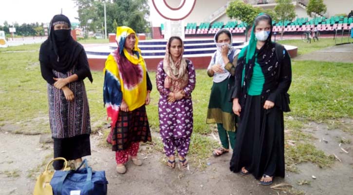 সীমান্তে ৫ বাংলাদেশি নারীকে ফেরত দিল বিএসএফ