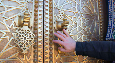 কারও ঘরে প্রবেশ করার আগে অনুমতি নিতে হবে