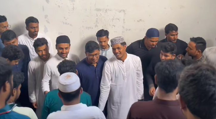 হলে হলে শিক্ষার্থীদের দ্বারে ডাকসুর প্রার্থীরা