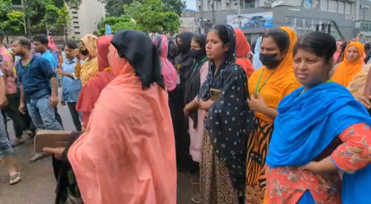 তেজগাঁওয়ে ‘পাওনার’ দাবিতে শ্রমিকদের সড়ক অবরোধ