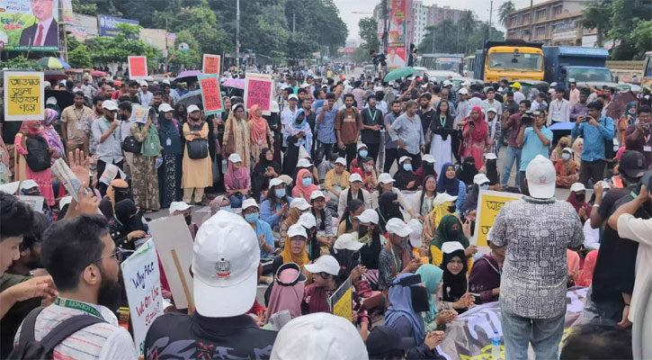 টেকনিক্যাল মোড়ে সড়ক অবরোধ শিক্ষার্থীদের