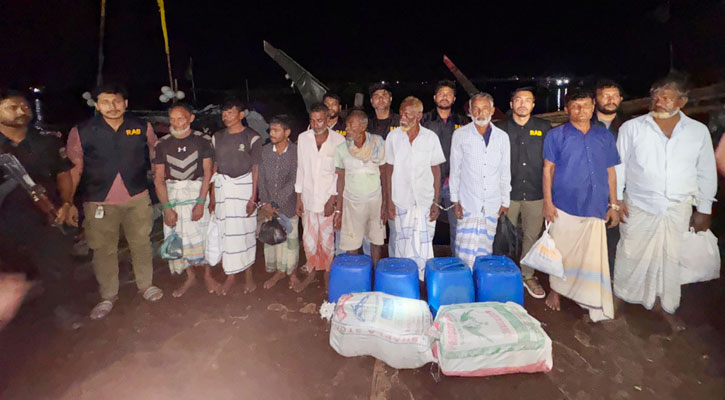 কক্সবাজারে ফিশিং ট্রলার থেকে সাড়ে ৪ লাখ ইয়াবাসহ ৯ জন আটক