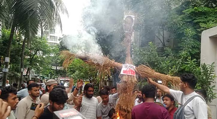 জি এম কাদেরের বাসভবনের সামনে কুশপুতুল দাহ