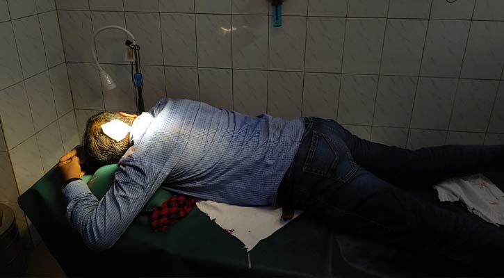 কাকরাইলে দায়িত্ব পালনকালে আহত বাংলানিউজের মুজিবুর
