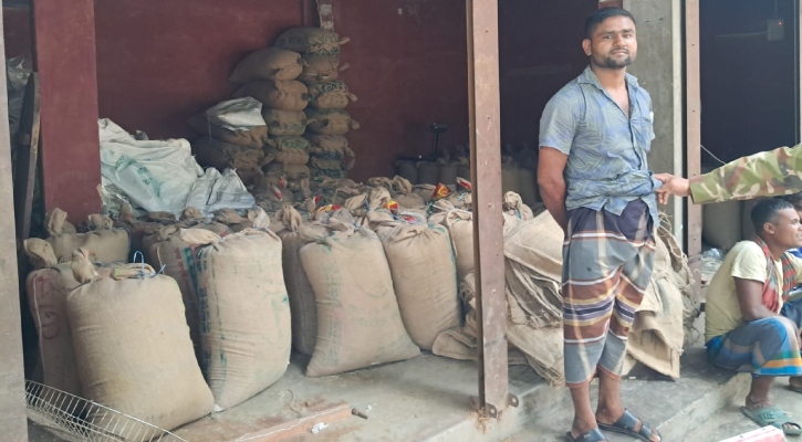 বেলকুচিতে যুবদল নেতার বাড়িতে মিলল সাড়ে ১০ টন সরকারি চাল
