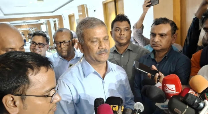গুঞ্জন-গুজব নিয়ে বিচলিত হওয়ার কিছু নেই: আইন উপদেষ্টা 