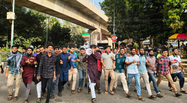 ডাকসু নির্বাচন পেছানোর সিদ্ধান্ত প্রত্যাখ্যান করে শিক্ষার্থীদের বিক্ষোভ