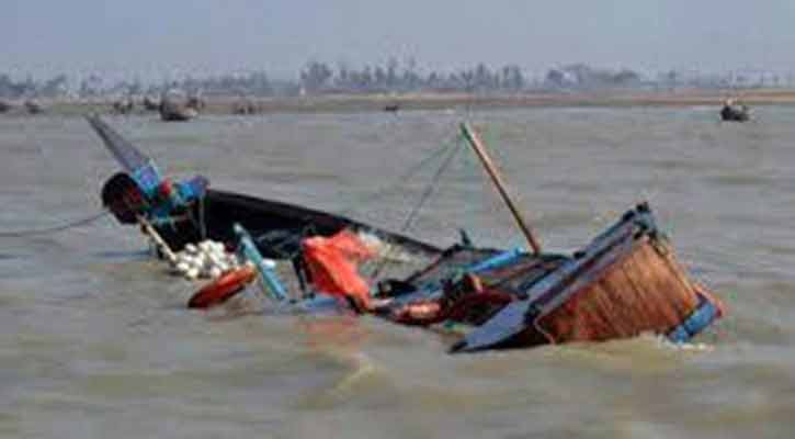 বঙ্গোপসাগরে ট্রলার ডুবি, ৮ ঘণ্টা পর ১৮ জেলে উদ্ধার 