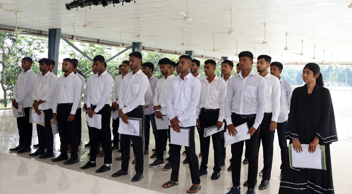 ১২০ টাকায় পুলিশে চাকরি পেলেন ২৩ তরুণ-তরুণী