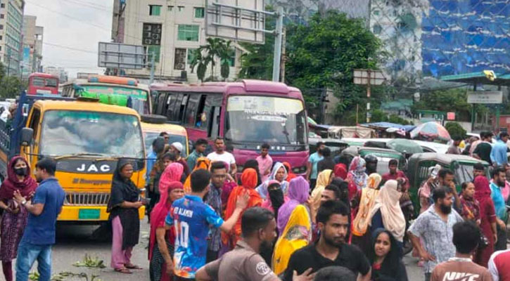 ৪ ঘণ্টা পর কুড়িলের সড়ক ছাড়লেন পোশাক শ্রমিকরা