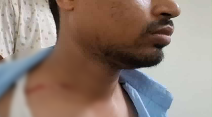 এজলাসে বিচারকের সামনেই সাংবাদিককে মারধর