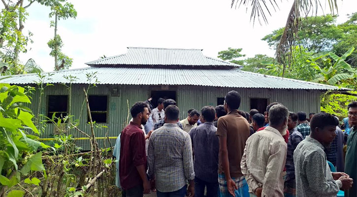 মেঝেতে পড়েছিল স্ত্রীর লাশ, আড়ায় ঝুলছিল স্বামীর