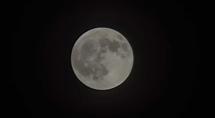 চন্দ্রগ্রহণের দিকে খালি চোখে তাকালে ক্ষতি হবে কি?