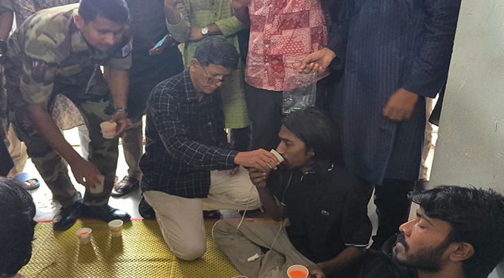 ৫২ ঘণ্টা পর অনশন ভাঙলেন চবির ৯ শিক্ষার্থী