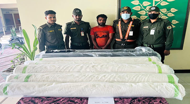 বন্দরে কনটেইনারের কাপড় চুরির সময় আটক ১