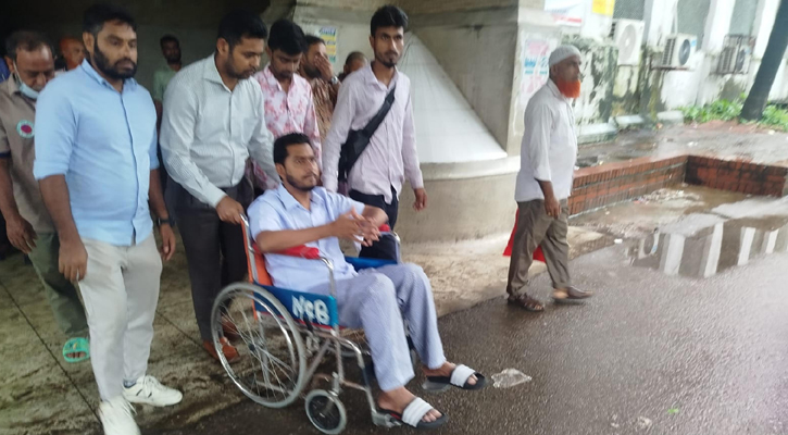 হাসপাতাল থেকে ছাড়া পেলেন নুর 