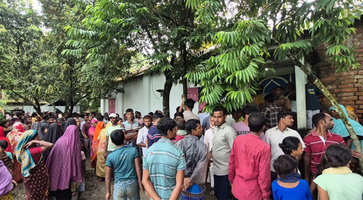 বগুড়ায় প্রবাসীর স্ত্রী-ছেলেকে কুপিয়ে হত্যা