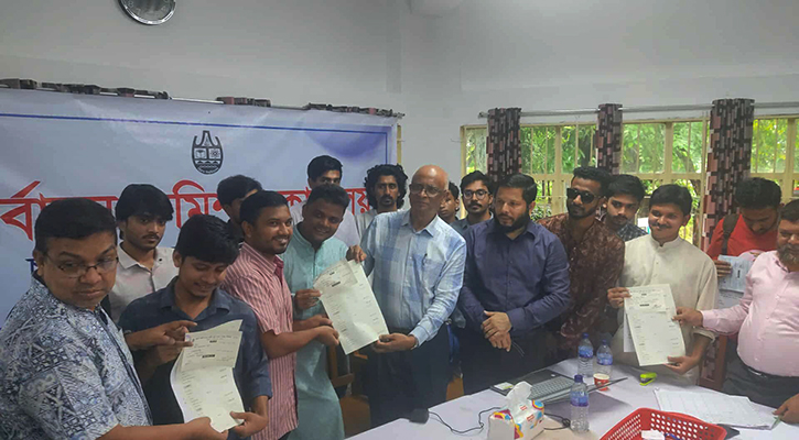 চাকসু নির্বাচন: মনোনয়ন ফরম সংগ্রহের শেষ দিনে প্রাণ পেল ক্যাম্পাস