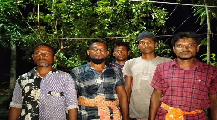 সুন্দরবনের অভয়ারণ্যে মাছ ধরার অভিযোগে ৫ জেলে আটক