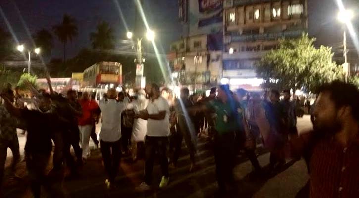 মতিঝিলে ফের আ.লীগের ঝটিকা মিছিল, ধাওয়া দিয়ে ৫ জনকে ধরে পুলিশে দিল জনতা
