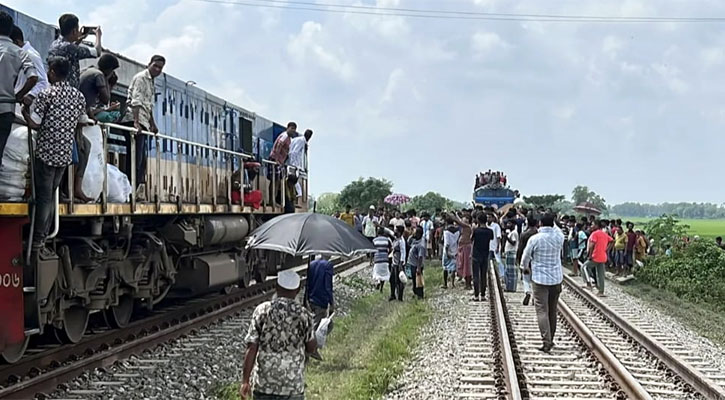 আখাউড়ায় দুই ট্রেন আটকে দিল এলাকাবাসী 