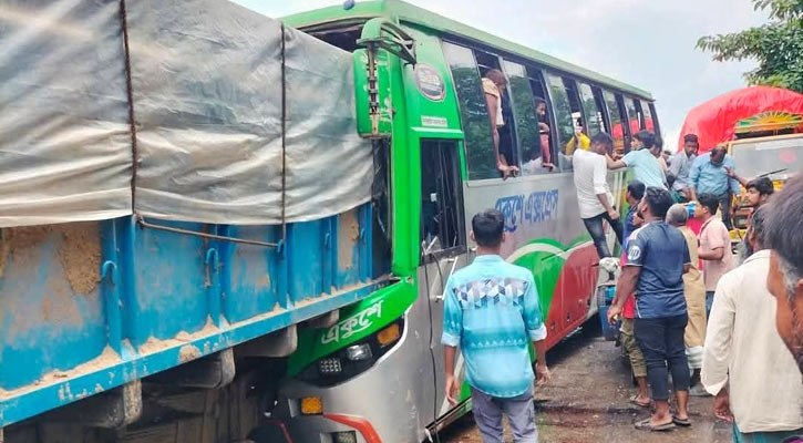 সোনাইমুড়ীতে দাঁড়িয়ে থাকা ট্রাকে বাসের ধাক্কায় নিহত ১, আহত ১৫