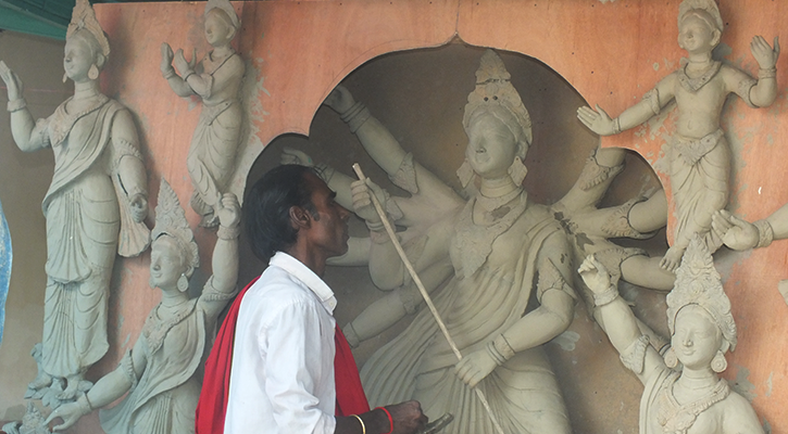 ঈশ্বরদীতে শারদীয় দুর্গোৎসব ঘিরে শেষ মুহূর্তের ব্যস্ততা